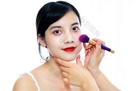 化妆师给模特化妆妆容-包图企业站