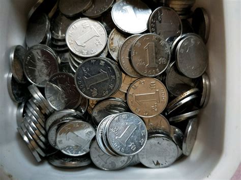 老妇人把硬币放在存钱罐里高清图片下载-正版图片504557602-摄图网
