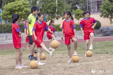 小足球 大梦想——次坞镇中心幼儿园举行“中国梦•足球梦”活动