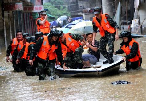48秒丨记者直击江西永修县三角乡灾情 房屋一楼被洪水淹没 2万多人安全转移_进行