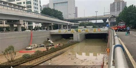 郑州京广路隧道入口基本清理完毕 深处积水仍在强力抽出