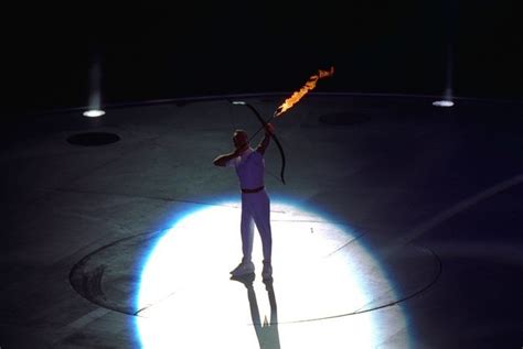 11年前的今天，北京奥运会圣火在北京国家体育场的主火炬塔缓缓熄灭|北京奥运会|圣火|罗格_新浪新闻