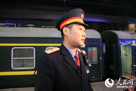 春运北京首趟列车启程 首对增开列车票价打8折--图片频道--人民网