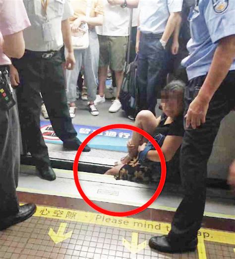 惊险！上海地铁早高峰，女子整条腿卡进站台缝隙！-大河报网