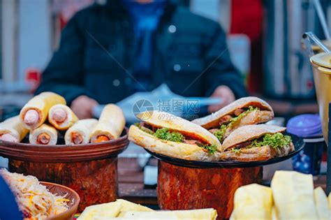 好吃美味的三明治在街头快餐高清图片下载-正版图片506057876-摄图网