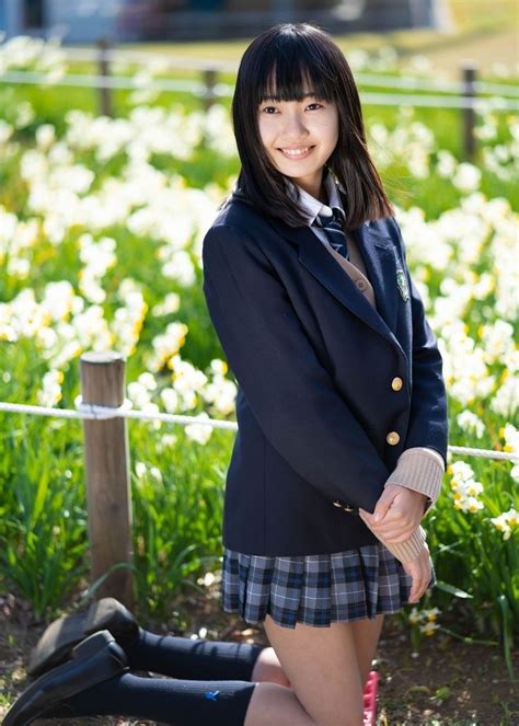 真实日本女高中生高清写真，穿校服的样子真漂亮
