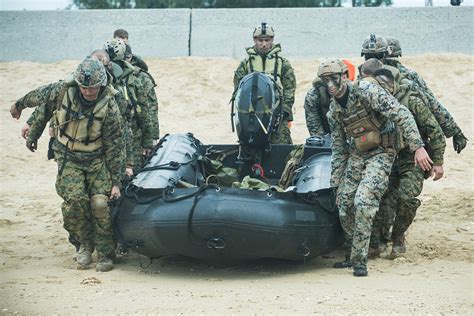 科幻电影画面成真？美军士兵带着机器狗巡逻保卫机场