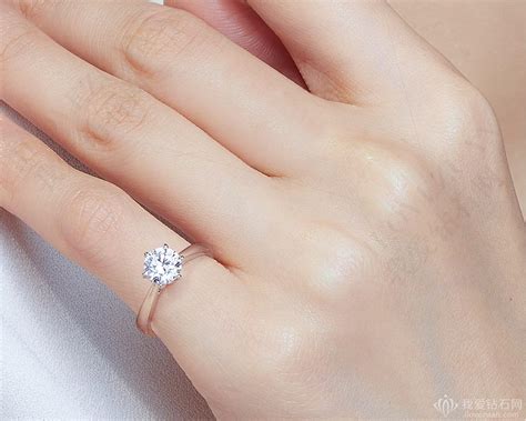 小拇指戴戒指代表什么？ – 我爱钻石网官网