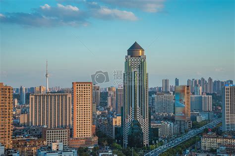 武汉城市风光泰和广场龟山电视塔高清图片下载-正版图片500588246-摄图网