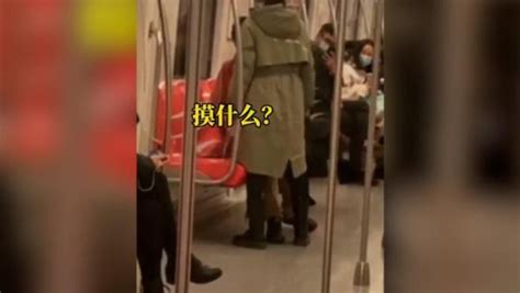南京地铁上一女子猛扇男子耳光，称对方摸自己屁股_凤凰网视频_凤凰网