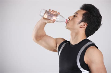 每天喝很多水，还是感觉很渴，是怎么回事？_腾讯视频
