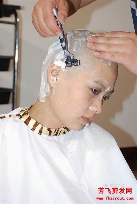 一位年轻男子即将在理发店从女理发师身上高清图片下载-正版图片503409564-摄图网