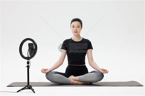 运动女孩正在进行直播瑜伽锻炼教学高清图片下载-正版图片502473031-摄图网