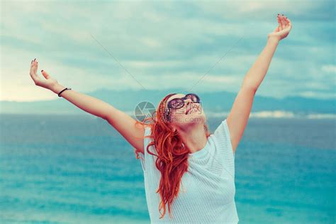 快乐的年轻女在海滨背景上自由享受自由的亲高清图片下载-正版图片506504689-摄图网
