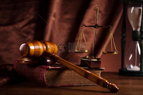 法官木制手架和法律等级高清图片下载-正版图片303397998-摄图网