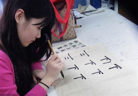 少儿书法培训老师讲写字的姿势_北京汉翔书法教育机构
