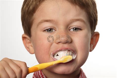 年轻男孩刷牙童年孩子口服快乐白色清洁度男生牙刷喜悦牙膏高清图片下载-正版图片320519967-摄图网