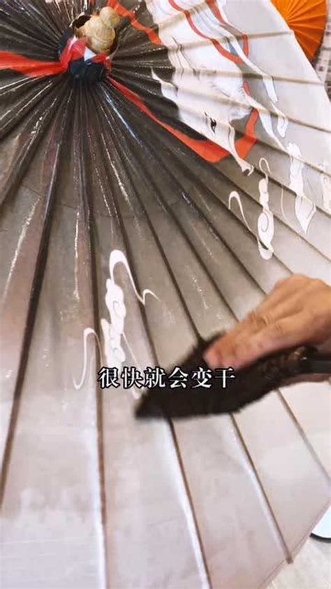 油纸伞为什么可以遮雨？因为是用桐油浸泡过的“油纸”制成的。#“你拍了拍身边的非遗”短视频大赛# _腾讯视频