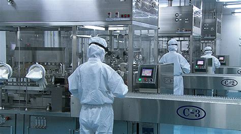 在制药厂操作药品生产设备的工人高清图片下载-正版图片501876728-摄图网