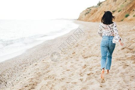 时尚的时髦女孩赤脚在海上的海滩上奔跑高清图片下载-正版图片506081788-摄图网