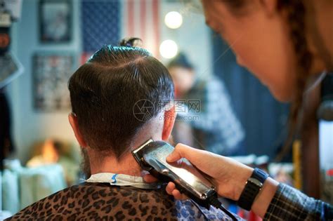 理发店里顾客的男理发师剪头发高清图片下载-正版图片503614707-摄图网