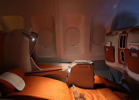 飞机选座实用技巧，教你如何在经济舱坐出“头等舱”的舒适感|经济舱|头等舱|飞机_新浪新闻