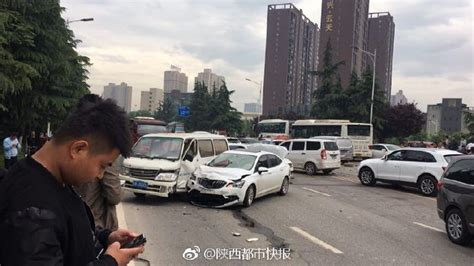 上海中山南路宝马与警车相撞 警车完全侧翻(图)|车祸_新浪新闻