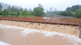 实拍：湖南湘西遭遇暴雨天气 河水漫过桥梁 多辆汽车被洪水冲走_腾讯视频