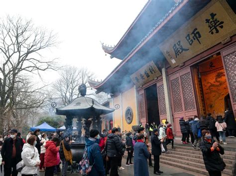 灵隐寺举行除夕祈福法会 祈愿疫情平息 国泰民安