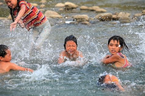 【村童戏水摄影图片】泉池人像摄影_太平洋电脑网摄影部落