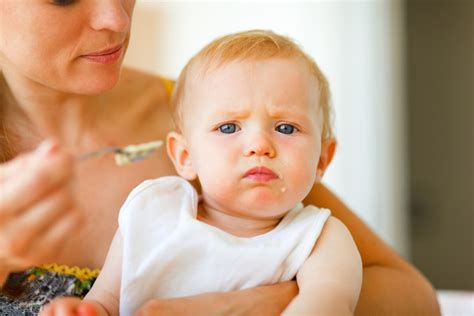 小孩流鼻血是什么原因引起的（宝宝一到秋季就流鼻血？医生分析了这4个原因！教你一招轻松止血） | 说明书网