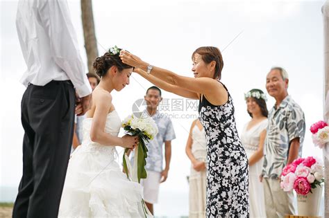 举办海滩婚礼的新婚夫妇和亲朋好友高清图片下载-正版图片502020544-摄图网