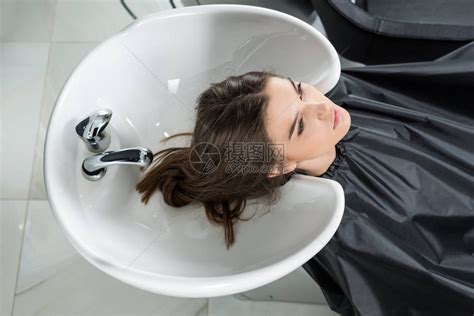 在美容院洗头的女人的顶视图高清图片下载-正版图片503395689-摄图网