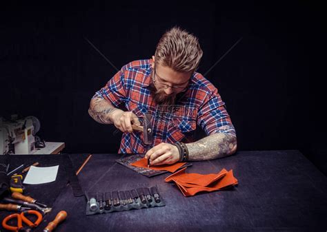 皮革车间皮革钱包的工作过程男子拿着高清图片下载-正版图片505066294-摄图网