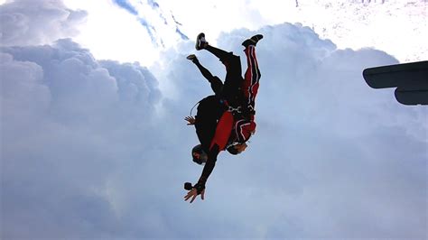 65名女性跳伞破世界纪录 世界级高空垂直跳伞比赛图片