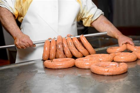 肉类加工厂的香肠生产高质量照片肉类加工厂的香肠生产富有成效的包装产品高清图片下载-正版图片307908612-摄图网