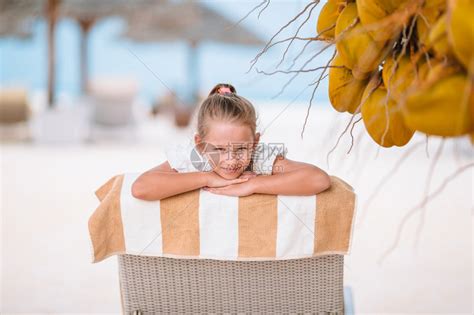 户外沙滩上趴在椅子上的小女孩高清图片下载-正版图片307968252-摄图网