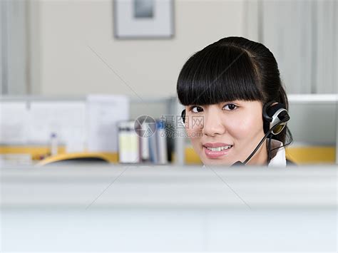 有耳机的电话接线员在办公室高清图片下载-正版图片503494370-摄图网