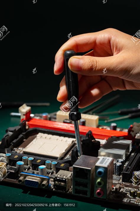 技师在现代修理车间修理一台破损的平板电脑高清图片下载-正版图片505878444-摄图网