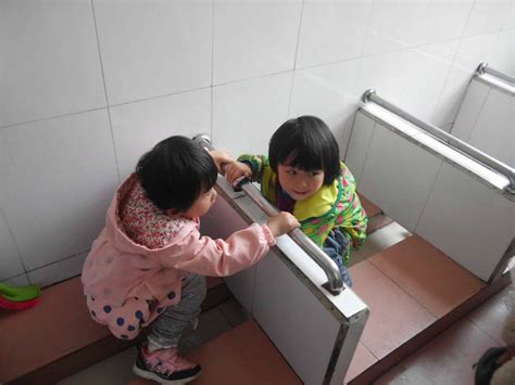 孩子为什么不愿在幼儿园上厕所？父母遇到这种状况又该怎么做呢|幼儿园|父母|闺女_新浪新闻