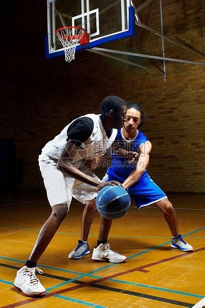 两个年轻人打篮球高清图片下载-正版图片501451104-摄图网
