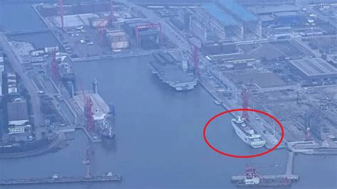 中国首艘万吨级远洋通信海缆铺设船在江西下水