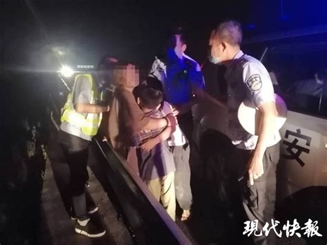 女子带着两个孩子自杀 民警飞身接住8岁男孩_陕西频道_凤凰网