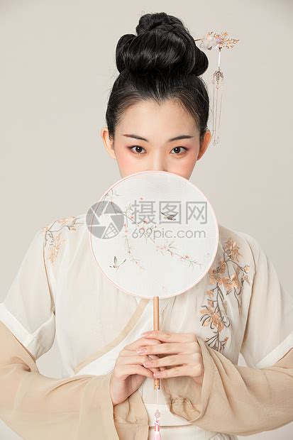 甜美女生头像拿扇子遮脸
