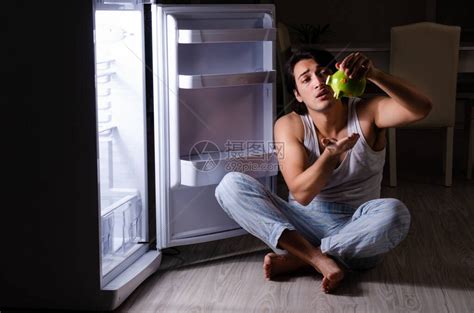 男人在冰箱附近的高清图片下载-正版图片506447941-摄图网