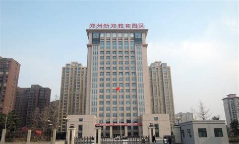 河南新郑市最大的镇，已成为郑州市区一部分，拥有多所大学