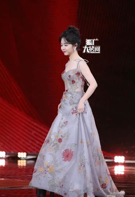 谭松韵中国电视剧年度盛典红毯造型绝美……