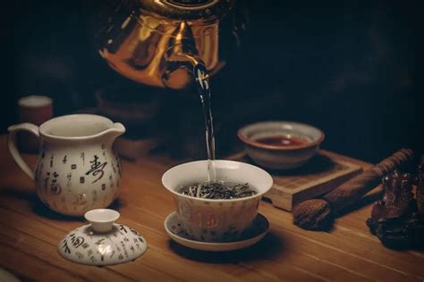 经典诗词丨寒夜客来茶当酒，竹炉汤沸火初红