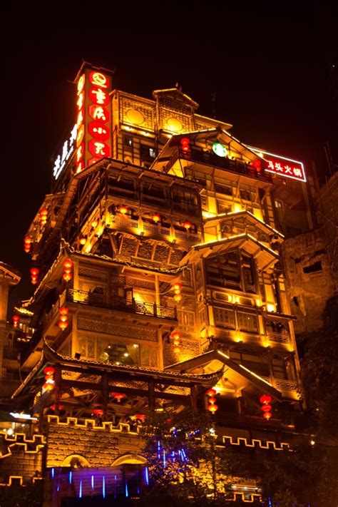 洪崖洞是来到重庆的神往之处，依山就势，夜晚时候灯火通明，堪称山城一景。_灌水杂谈_资阳大众网论坛