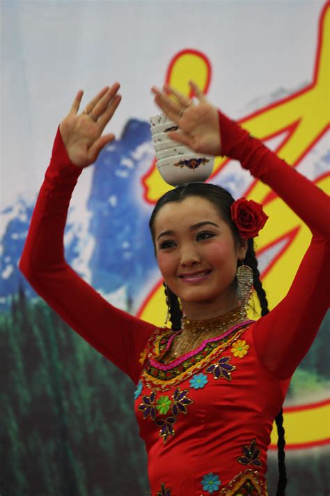 【新疆维吾尔族姑娘的顶碗舞蹈“亚克西”摄影图片】新疆乌鲁木齐纪实摄影_闻风不动_太平洋电脑网摄影部落